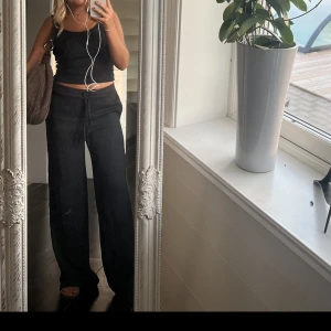 Utsvängda byxor  - Utsvängda byxor från Nelly. Använda lite, säljs då dem inte kommer till användning 