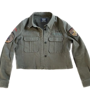 Militärgrön jacka  - Militärgrön jacka i nyskick!💓