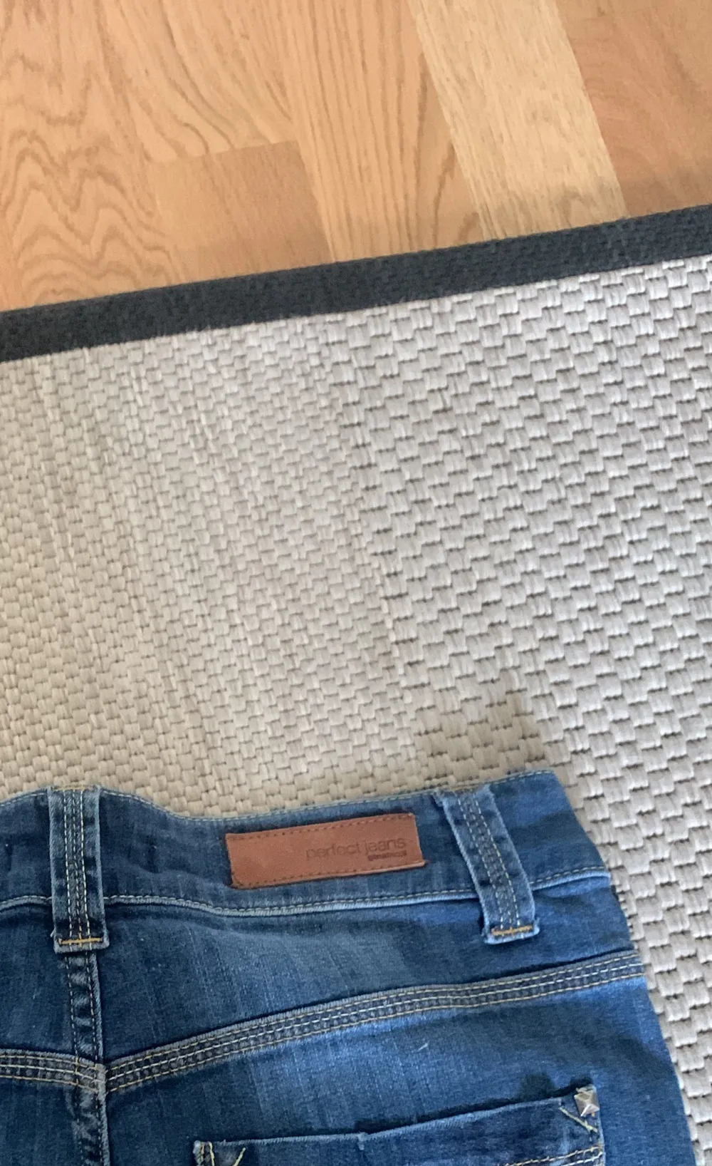 Perfect jeans från ginatricot säljs. Storlek 31/32 (passar s). Fint skick och fin färg. Ganska midrise . Jeans & Byxor.