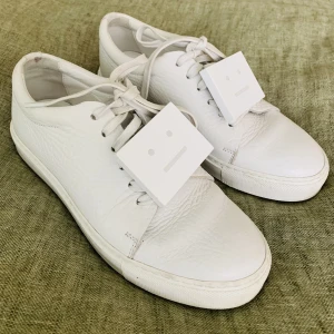 Acne, vita, strl 36 - Säljer mina acneskor som är sparsamt använda, strl 36.  Finns i Stockholm/Bromma. Kan skickas med post. 