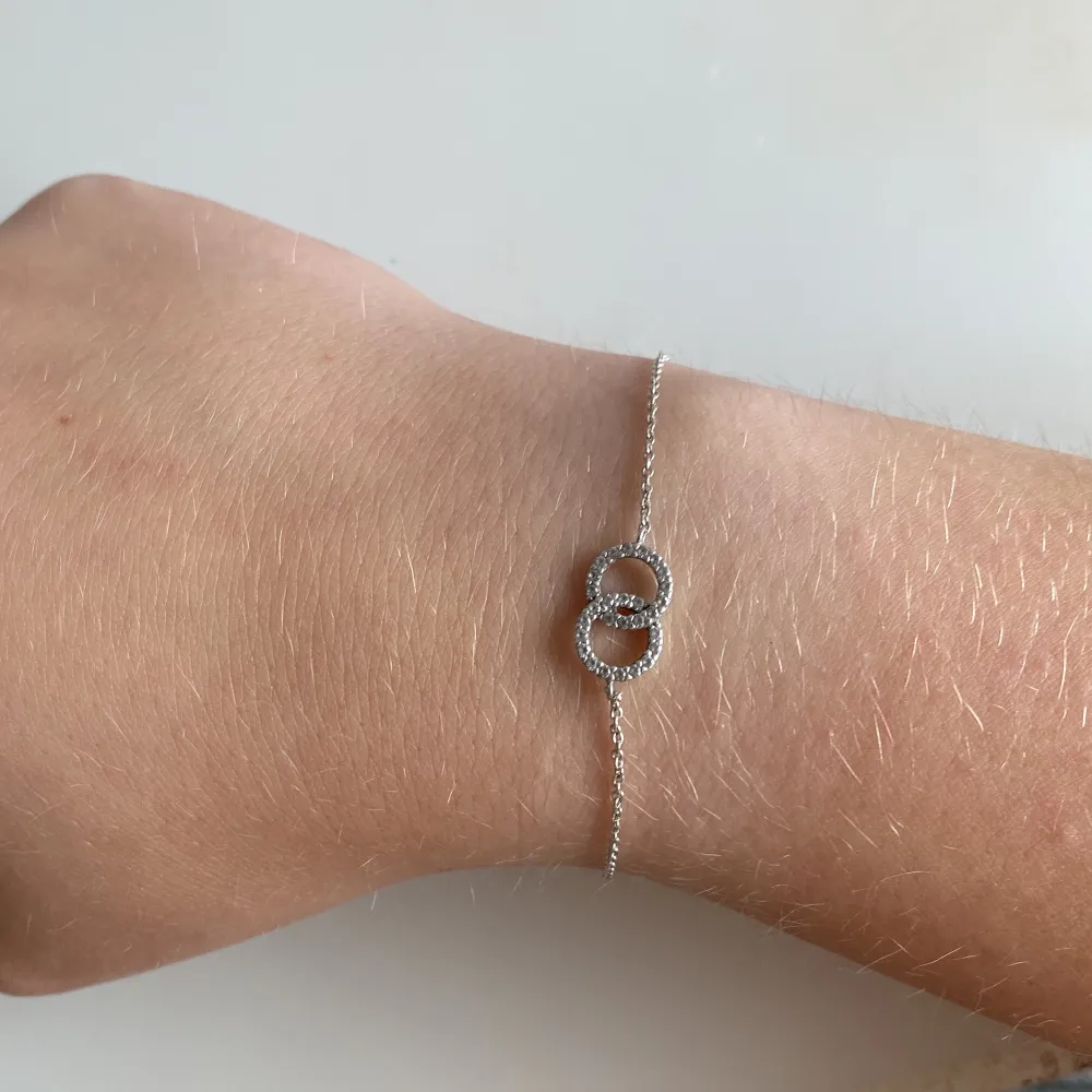 Ett armband i äkta silver, vet inte riktigt vart den är ifrån men den har en stämpel med 925💕 Knappt använd och inga stenar saknas💗 Hör av dig om fler frågor!. Accessoarer.