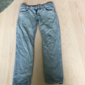 Wooddbird jens - 27 i midjan och 30 på längden, inga hål i dom 