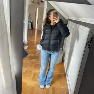 Vinterjacka  - Säljer min vinterjacka då den är lite liten på mig. Den är i storlek S och är från Sail racing. Håller värmen, har luva och långa armar. Finns en liten defekt på armen men som man kan vika upp så de inte syns, finns fler bilder på de ! Annars som ny ❤️