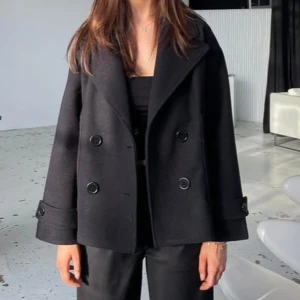 Design by si Gina coat - Helt oanvänd, bara testad🩷hann aldrig skicka tillbaka den, därför säljer jag. Så helt ny! Meddela mig vid intresse eller frågor❣️