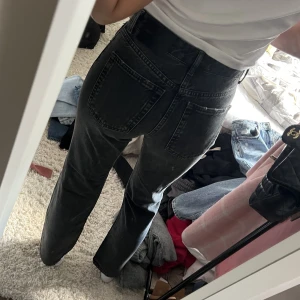 Jeans - Jeans ifrån Zara som aldrig har använts. Väldigt fin fit på dem. Inte super stretchiga 