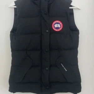 Canada goose väst - Säljer nu min canada goose väst då den inte kommit till användning, i nyskick och köpt i butik. 