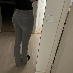 Gråa LTB jeans - Säljer dessa jeansen från ltb eftersom dom inte längre kommer till andvändning🫶🏻jag är 175, stoleken är 26/36, dvs 26 i midjan och 36 i längden. Direkt pris 800kr