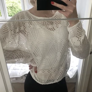 Vit tröja  - Söt tröja i ”håligt material”. Nyskick 