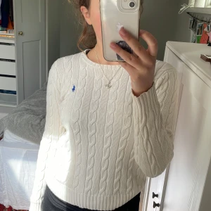 Ralph lauren tröja  - Vit kabelstickad tröja från Ralph lauren i storlek S💖