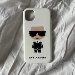 Så fint skal till iPhone 11 från Karl Lagerfeld 💙 köpt för 500kr, knappt använt!
