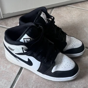 Jordans 1 mid Diamond  - Fint skick men lite creasing på grund av användning under några månader, köpta för 2100 kr 