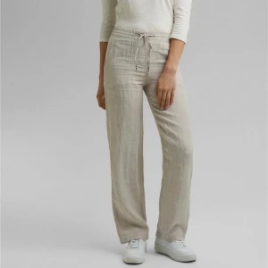 ✨Linnebyxor✨ - Super fina linnebyxor från Esprit, i nyskick💕 Dem går att vika ner så dem blir lågmidjade om man föredrar det🥰 (nypris är ca 750 kr)