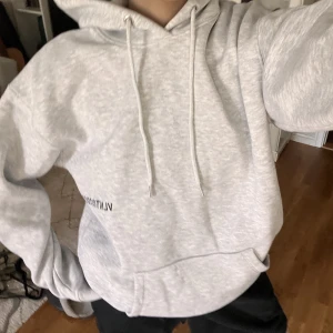 Valentino Hoodie - Helt oanvänd oversized Vailent hoodie. Originalpris:  699kr Storlek s