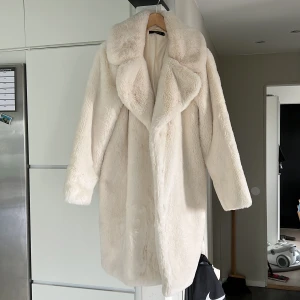 Lång pälsjacka från Gina Tricot - Jättegosig lång pälsjacka från Gina Tricot. Stl 36, men stor i storlek. Den går ner till vaderna på mig (jag är 169cm)
