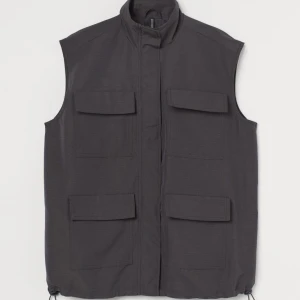 Oversized väst - Härlig baggy och oversized väst från H&M, nyskick! Den är väldigt stor i storleken, köpt xxs men kan vanligtvis ha S. Frakt tillkommer