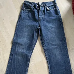 Jeans från Nelly.com.  Boyfriend modell. Blå fin tvätt. Mycket gott skick. 