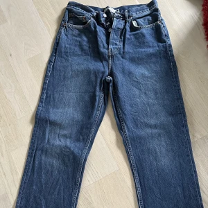 Jeans - Jeans från Nelly.com.  Boyfriend modell. Blå fin tvätt. Mycket gott skick. 