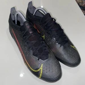 Vapor 14 Elite, black and prism  - Jag har fått helt nya fotbollsskor som födelsedagspresent och jag vill sälja bort skorna jag hade innan. Dessa köpte jag 3 månader sen för 2000 då de var i rea. Jag har använt dessa ett par gånger som ni kan se på bilden men fortfarande är den i bra skick