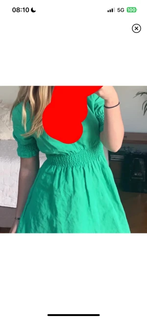 Sjukt snygg grön klänning - Super fin, använd bara några gånger!! Inga defekter. 