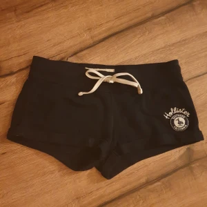 Korta Hollister shorts - Kortare holister shorts i bra men lite använt skick, storlek Xs! (Skulle säga att de kan passa något större) Färgen är lite oklar men skulle tro att den är mörkblå (ish?) MÖJLIGEN SVARTA?