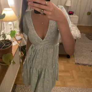 Klänning - Väldigt fin klänning med gulligt mönster som tyvärr inte kommit till använding, passar perfekt på sommaren💘gina tricot 