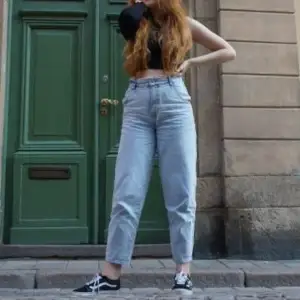 Blå mom jeans med hög midja i gott skick. Modellen är 170 cm lång. Har tagit bilderna själv! :)