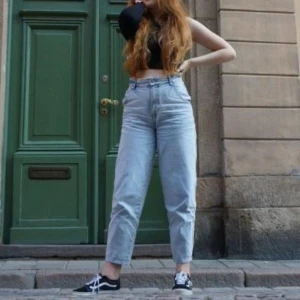 Blå mom jeans - Blå mom jeans med hög midja i gott skick. Modellen är 170 cm lång. Har tagit bilderna själv! :)