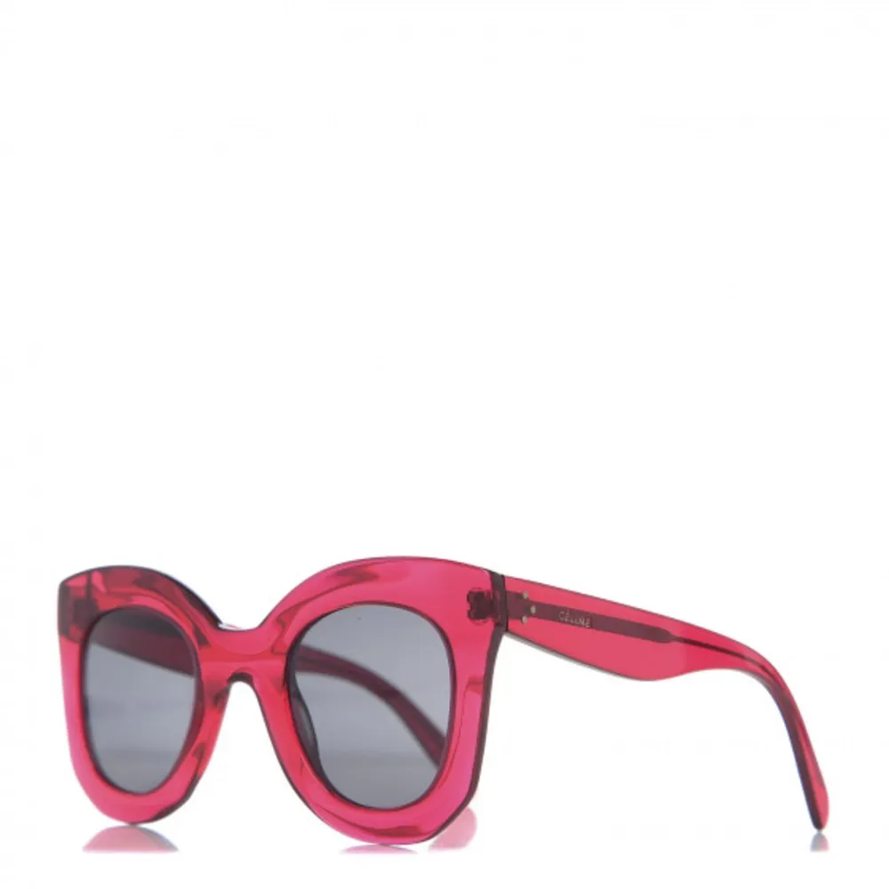 This is an authentic pair of CELINE Acetate Marta Sunglasses CL 41093/S in in Pink. These stylish sunglasses have classic chunky yet sleek translucent pink frames and dark grey tinted lenses. These are stylish sunglasses with a modern and distinctive look. Övrigt.