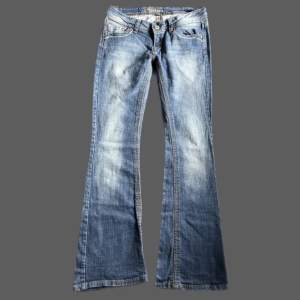 Lågmidjade jeans i storlek 28 (34-36 i EU storlek) midjemått är 39 cm tvärsöver, innerbenslängden är 80cm. Köpte dessa på plick men kommer inte till användning 