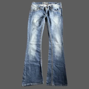 Lågmidjade jeans - Lågmidjade jeans i storlek 28 (34-36 i EU storlek) midjemått är 39 cm tvärsöver, innerbenslängden är 80cm. Köpte dessa på plick men kommer inte till användning 