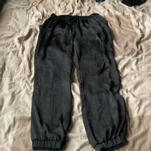 Satinbyxor  - Sköna byxor i satin med fickor. Innerbenslängd 71 cm. Trafaluc collection.