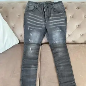 1:1 Dsquared2 Jeans finns inne i storlek 44-56.