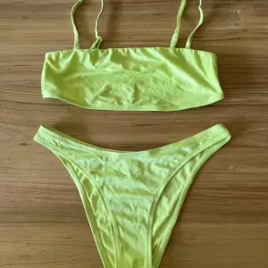 Neongul/grön bikini från BikBok, använd fåtal gånger. Överdelen är storlek Medium och underdelen är Small