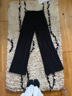 Sköna brallor  - Sköna , mysiga, utsvängda byxor, passar att ha hemma eller till vardag . Oanvänd 