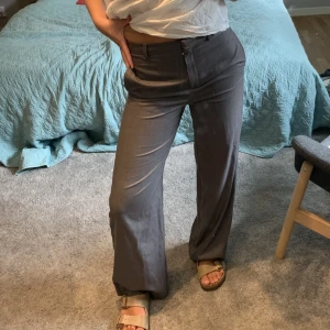 Gråa kostymbyxor  - Gråa kostymbyxor från mango. Storlek 34. Långa i benen på mig som är 167.