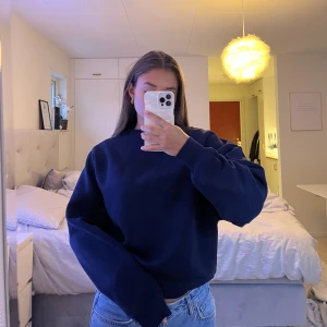 Sweatshirt - Fin sweatshirt från Nelly i marinblå, knappt använd☺️