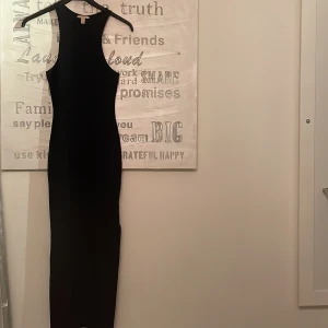 Svart basic Klänning  - I jättefint skick använd 1 gång 