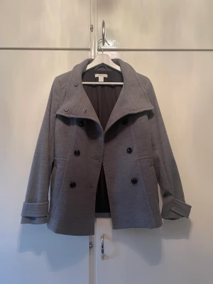 Grå kappa - Superfin kappa från H&M som passar jättebra nu till hösten och eventuellt vintern💞