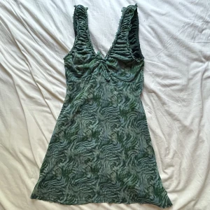 Klänning - Söt mini klänning från Urban Outfitters. Storleken är liten så passar även M. Kvitto och Påse finns kvar från köp. Använd 1 gång = som ny❤️köparen står för frakten och priset kan såklart diskuteras ⭐️