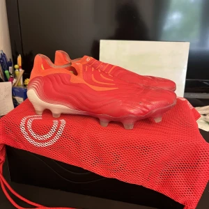 Fotbollskor Copa sense - Sköna fotbollskor, bra sula, bra passform obs utan snöre. Allt är perfekt med skorna. Skicket är toppen dock lite smutsiga! Påse och Box ingår ! Storlek 40 2/3. Original pris 2500. Pris kan diskuteras vid snabb affär!