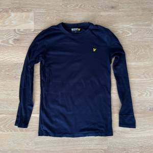 Hej! Säljer denna snygga Lyle & Scott tröja som tyvärr inte kommer till användning längre. Den är i perfekt skick och är fläck och hålfri. DM för fler bilder :) 