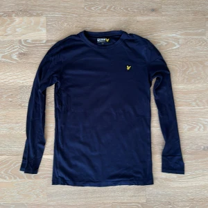 Lyle & Scott tröja - Hej! Säljer denna snygga Lyle & Scott tröja som tyvärr inte kommer till användning längre. Den är i perfekt skick och är fläck och hålfri. DM för fler bilder :) 