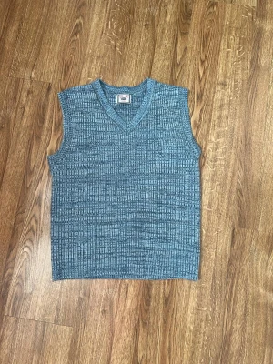 Stickad väst  - Jättebra skick, fin blå färg 
