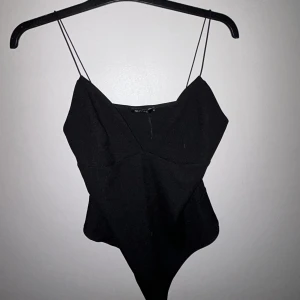 Spaghetti strap body - Svart body med spaghetti straps skitsnygg till fest