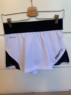 Tränings kjol - Tränings kjol med shorts!💗💗supperrrr söt! aldrig använd eftersom den var för liten när jag köpte den💘väldigt fint skick 