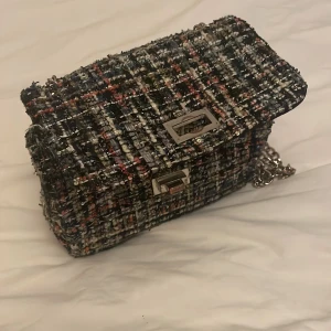 Fin väska från glitter  - En fin väska från glitter i bra skicka men kedjan är lite rostig då det går att byta den lätt💓💓✨✨✨✨