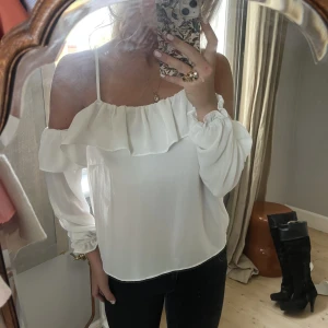 Vit blus - Vit blus från Gina Tricot. Supersöt och passar till många tillfällen. Köparen står för frakt, pris kan diskuteras. 💕