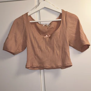 Crop top - Säljer denna croptop från Glamorous (beställd på Zalando). Stor i storleken och har därav inte kommit till någon större användning. Mycket bra skick💕 