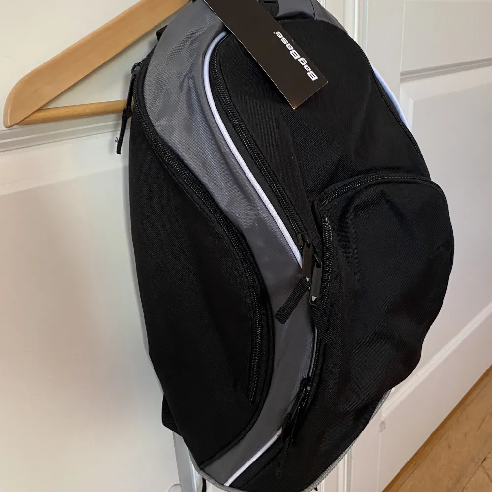 Snygg svart ryggsäck, oanvänd.. Väskor.