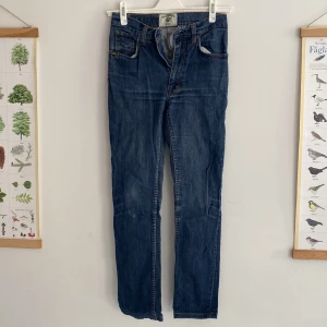 Tiger jeans - Jeans 98% bomull 2% lycra. Obs ingen stretch. Står storlek 29/32 men känns mer som storlek 24.